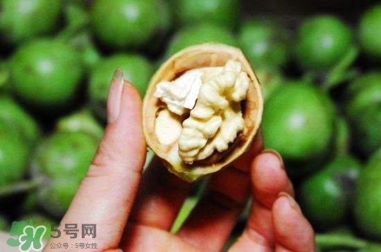 新鮮核桃要剝皮嗎？剝皮時手變黑怎么清洗？