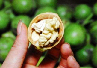 新鮮核桃要?jiǎng)兤幔縿兤r(shí)手變黑怎么清洗？