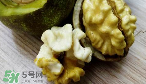 新鮮核桃要剝皮嗎？剝皮時手變黑怎么清洗？