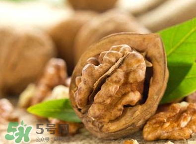 吃核桃對頭發(fā)有什么好處？為什么吃核桃對頭發(fā)生長有好處？