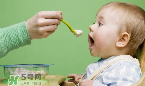 母乳寶寶幾個(gè)月添加輔食？母乳寶寶添加輔食的時(shí)間介紹