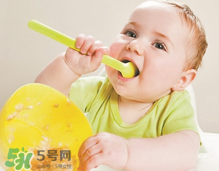 母乳寶寶幾個(gè)月添加輔食？母乳寶寶添加輔食的時(shí)間介紹