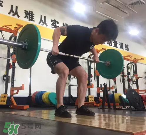 杠鈴劃船練哪里？杠鈴劃船重量怎么選？
