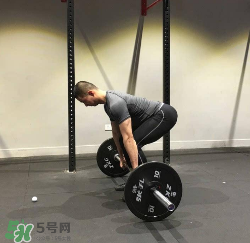 杠鈴劃船腰疼是什么原因？杠鈴劃船動作要領(lǐng)