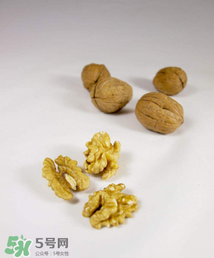 核桃對(duì)人體的四大功效是什么？核桃皮泡水有什么功效？