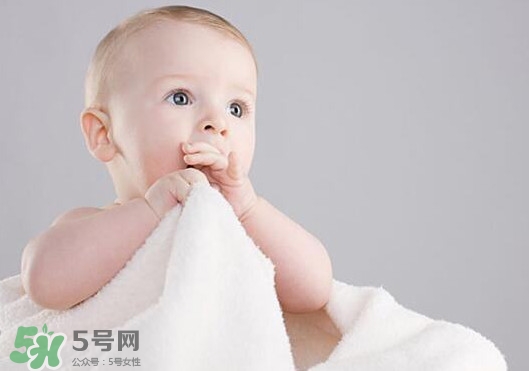 寶寶手指甲有白痕怎么回事？幼兒手指甲發(fā)白是缺鈣嗎
