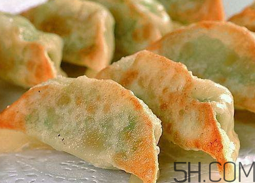 煎餃可以先蒸后煎嗎？煎餃?zhǔn)巧暹€是熟煎？