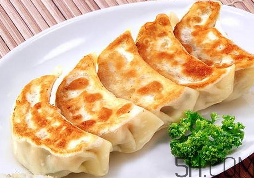 煎餃可以先蒸后煎嗎？煎餃?zhǔn)巧暹€是熟煎？