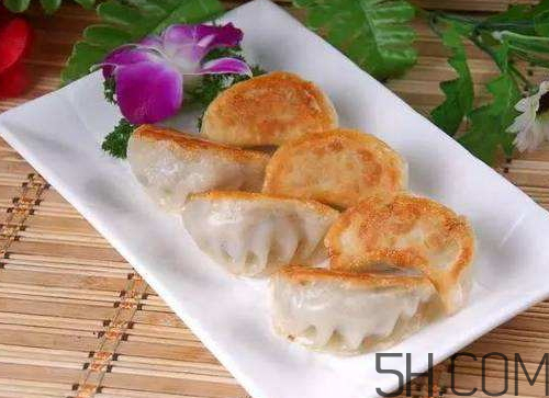 煎餃可以先蒸后煎嗎？煎餃?zhǔn)巧暹€是熟煎？