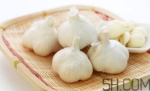 大蒜泡酒可以治腳氣嗎？治腳氣的方法有哪些？