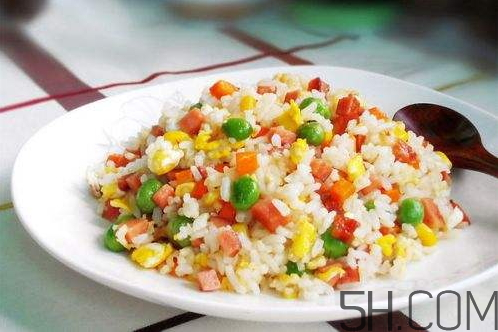 蛋炒飯為什么要用隔夜飯？蛋炒飯可以用熱飯嗎？