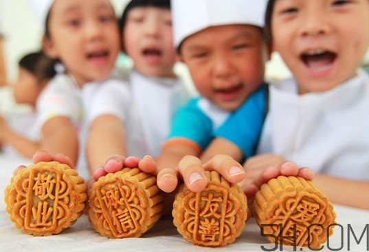 中秋吃月餅從什么時(shí)候流傳下來(lái)的？小龍蝦月餅?zāi)睦锟梢再I到