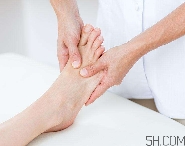 腳氣會(huì)引起灰指甲嗎？腳氣加灰指甲怎么治？