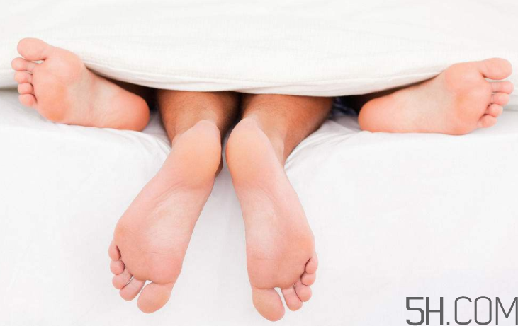腳氣會(huì)引起灰指甲嗎？腳氣加灰指甲怎么治？
