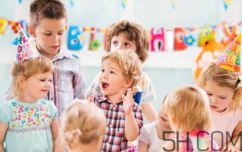 寶寶上幼兒園需要準(zhǔn)備什么？寶寶上幼兒園哭鬧怎么應(yīng)對(duì)？