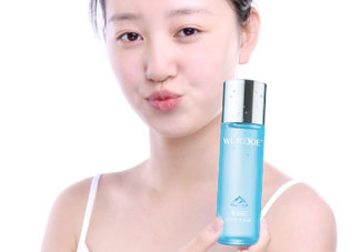 先用爽膚水還是乳液_爽膚水和乳液的使用順序