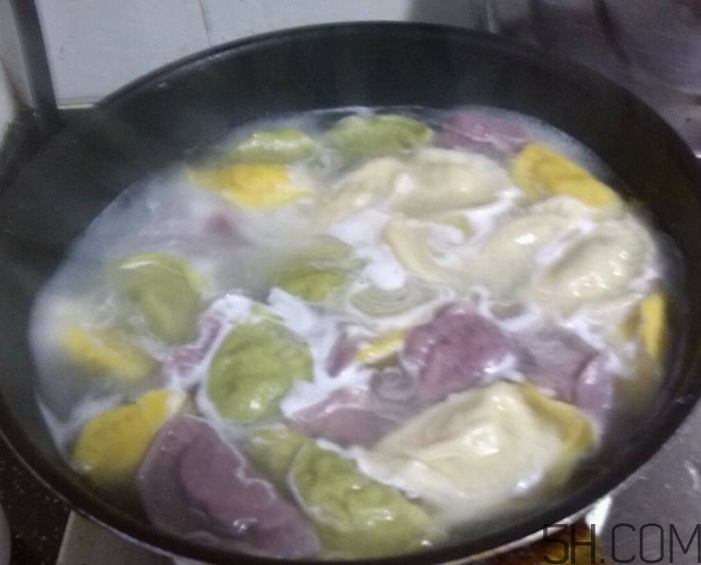 煮餃子用冷水還是熱水？煮餃子用大火還是小火？