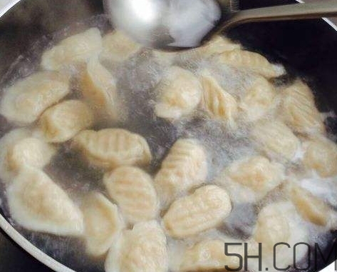 煮餃子用冷水還是熱水？煮餃子用大火還是小火？