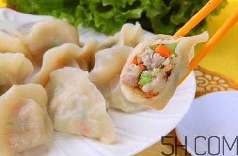 煮餃子用冷水還是熱水？煮餃子用大火還是小火？
