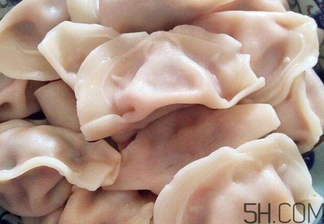 煮餃子用冷水還是熱水？煮餃子用大火還是小火？