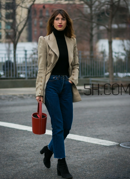 紅色包包配什么顏色衣服？紅色包包怎么搭配？