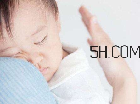 抱著寶寶睡覺到底好不好？如何糾正抱著寶寶睡覺？