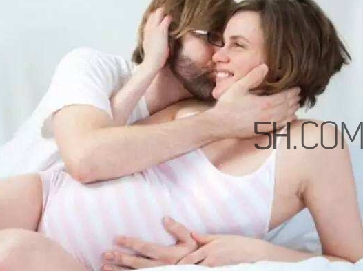 孕晚期同房有助于生產(chǎn)嗎？孕晚期同房對(duì)胎兒有影響嗎？