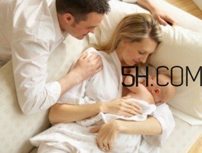 抱著寶寶睡覺到底好不好？如何糾正抱著寶寶睡覺？