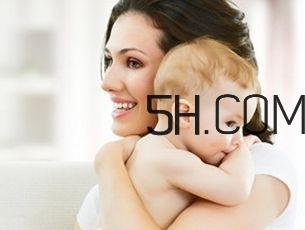 抱著寶寶睡覺到底好不好？如何糾正抱著寶寶睡覺？