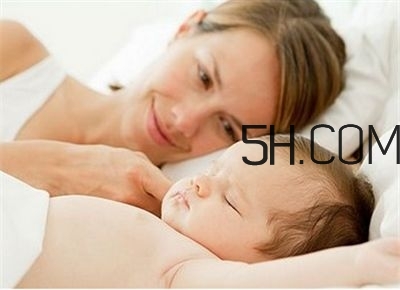 抱著寶寶睡覺到底好不好？如何糾正抱著寶寶睡覺？