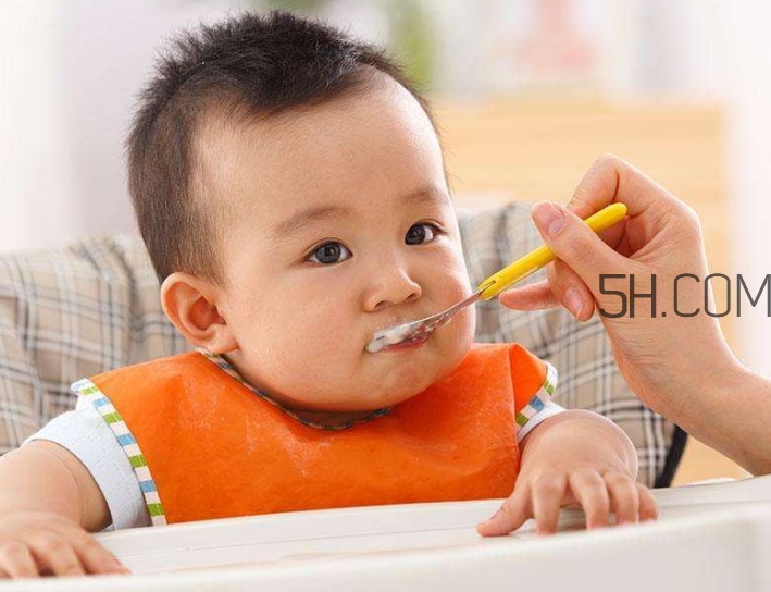 母乳和奶粉哪個好？媽媽開心最重要