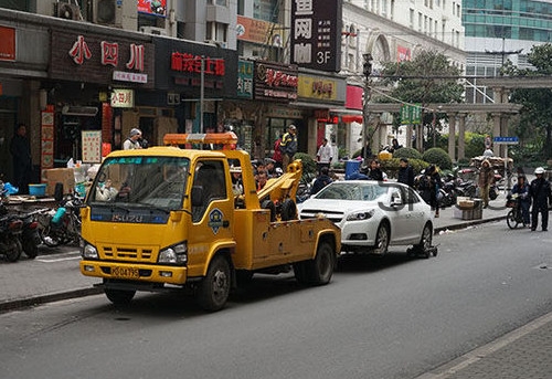 汽車拖車費(fèi)能報(bào)嗎？汽車的前后拖車孔怎么打開？