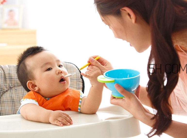 寶寶多大可以自己吃飯？如何讓寶寶愛(ài)上吃飯？