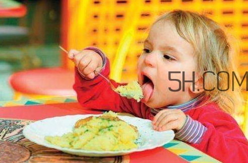 教會寶寶自己吃飯，你做到這些了嗎？