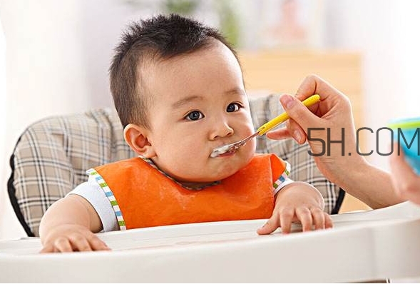 寶寶多大可以自己吃飯？如何讓寶寶愛(ài)上吃飯？