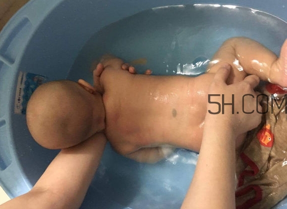 如何正確給寶寶洗澡？給寶寶洗澡水溫多少度？