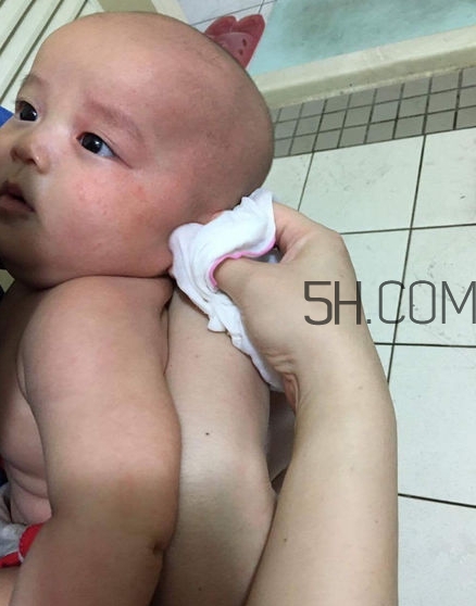 如何正確給寶寶洗澡？給寶寶洗澡水溫多少度？