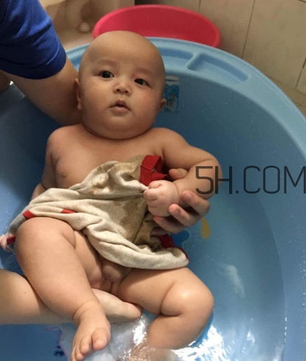 如何正確給寶寶洗澡？給寶寶洗澡水溫多少度？