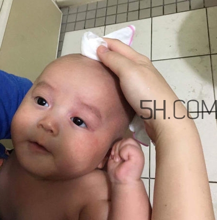 如何正確給寶寶洗澡？給寶寶洗澡水溫多少度？