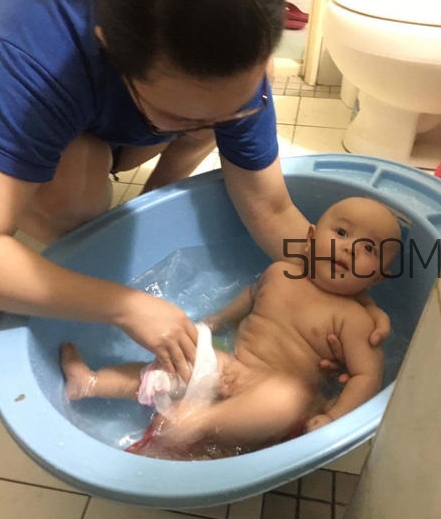 如何正確給寶寶洗澡？給寶寶洗澡水溫多少度？