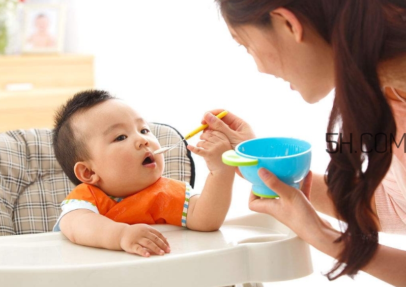 教會寶寶自己吃飯，你做到這些了嗎？