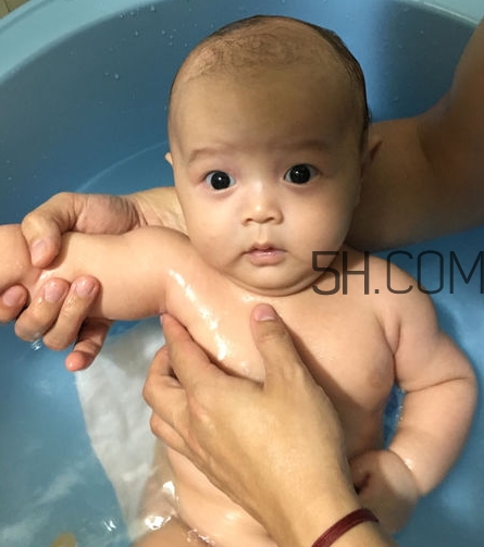 如何正確給寶寶洗澡？給寶寶洗澡水溫多少度？