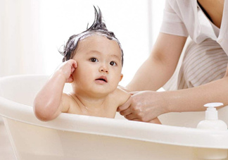 如何正確給寶寶洗澡？給寶寶洗澡水溫多少度？