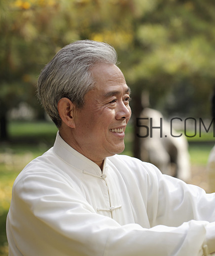 頸椎病能游泳嗎？頸椎病能引起胸疼嗎？