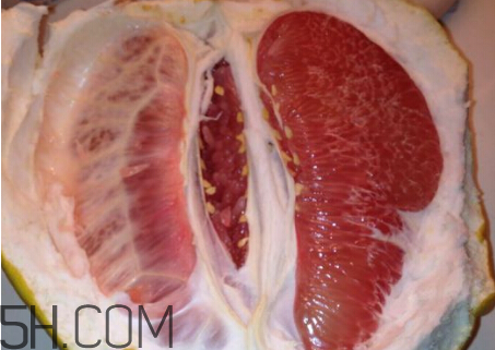 紅心柚和白心柚有什么區(qū)別？柚子皮泡水喝的作用？