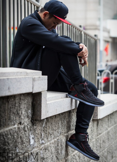 air jordan 32黑紅禁穿配色上腳效果怎么樣？