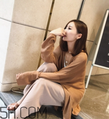 焦糖色風(fēng)衣配什么內(nèi)搭？焦糖色風(fēng)衣里面穿什么