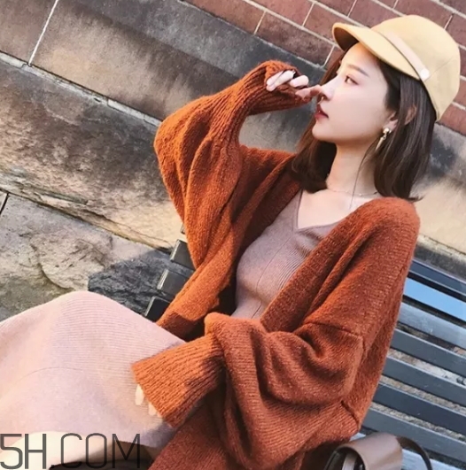 焦糖色毛衣配什么外套？焦糖色毛衣配什么顏色外套好看