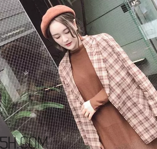 焦糖色毛衣配什么外套？焦糖色毛衣配什么顏色外套好看