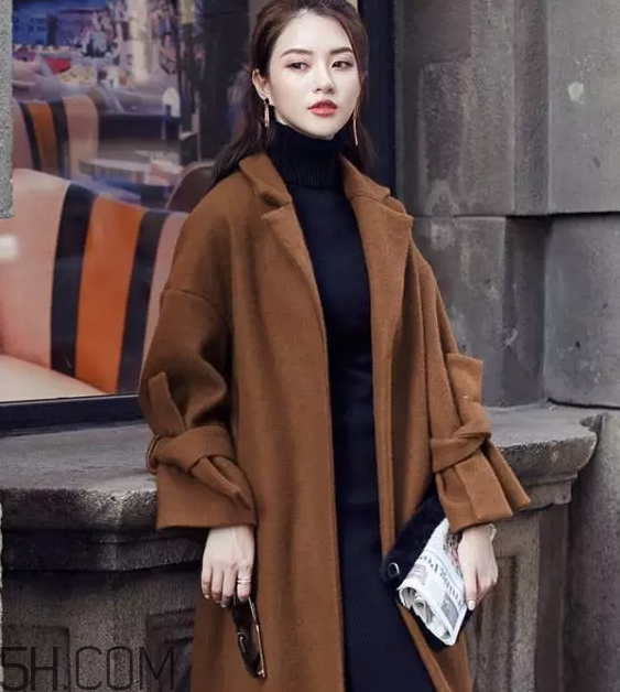 焦糖色大衣配什么顏色圍巾？焦糖色呢子配什么圍巾